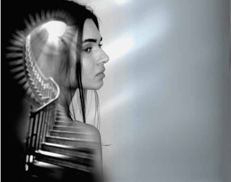 mujer escalera espaipertu granollers