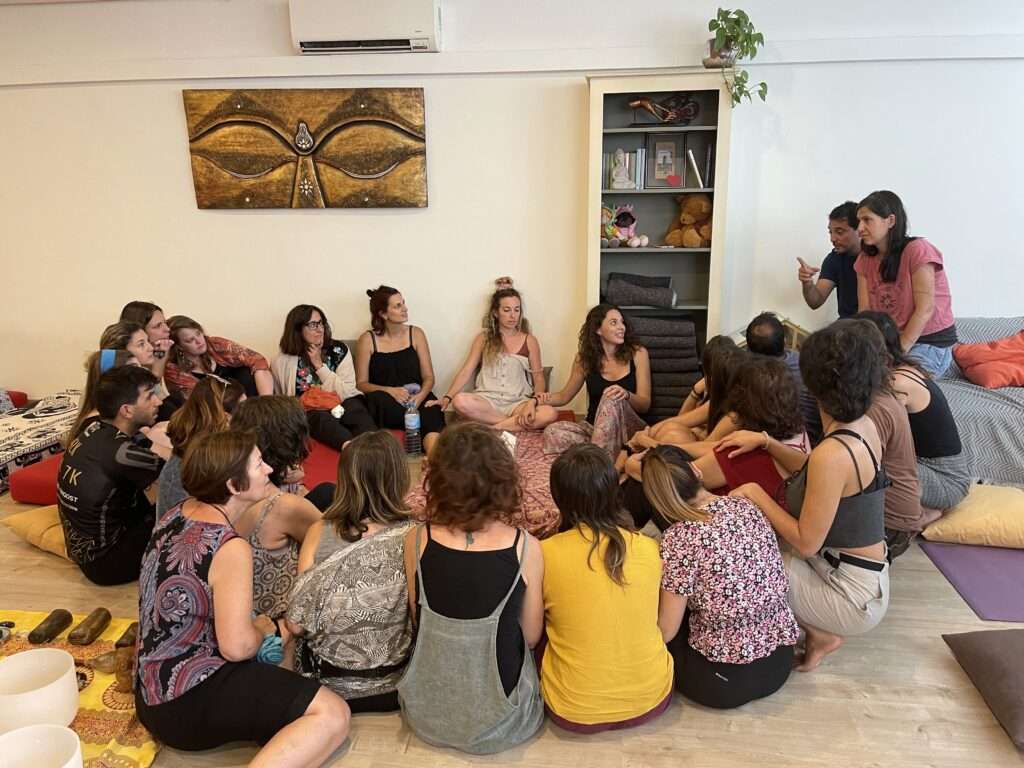 Grupo de alumnos en formación de terapia géstala en Espaipertu, Granollers, Barcelona