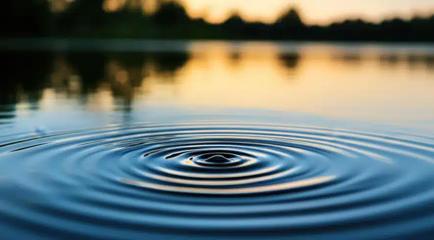 ondas suaves en el agua simbolizando procesos de cambio personal consciente y transformación interior